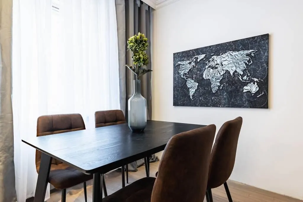 Chic One-Bedroom Apartment With King-Size Bed, Nestled In Vienna'S Vibrant Heart Austria
