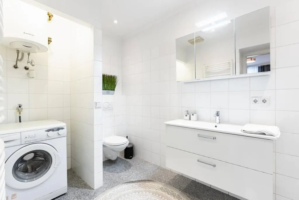 Chic One-Bedroom Apartment With King-Size Bed, Nestled In Vienna'S Vibrant Heart